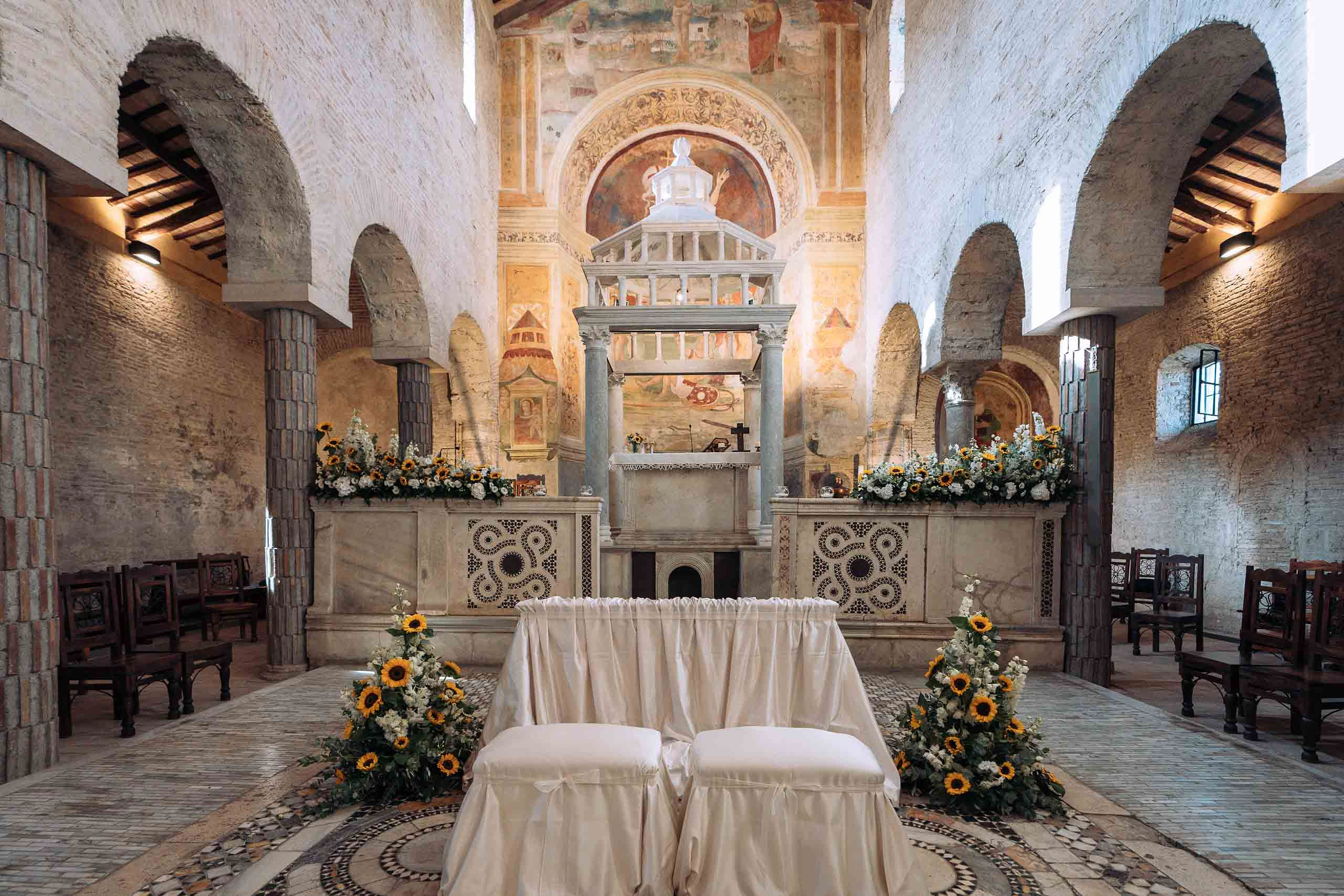 Altare dell'abbazia di Sant'Andrea allestito per un matrimonio