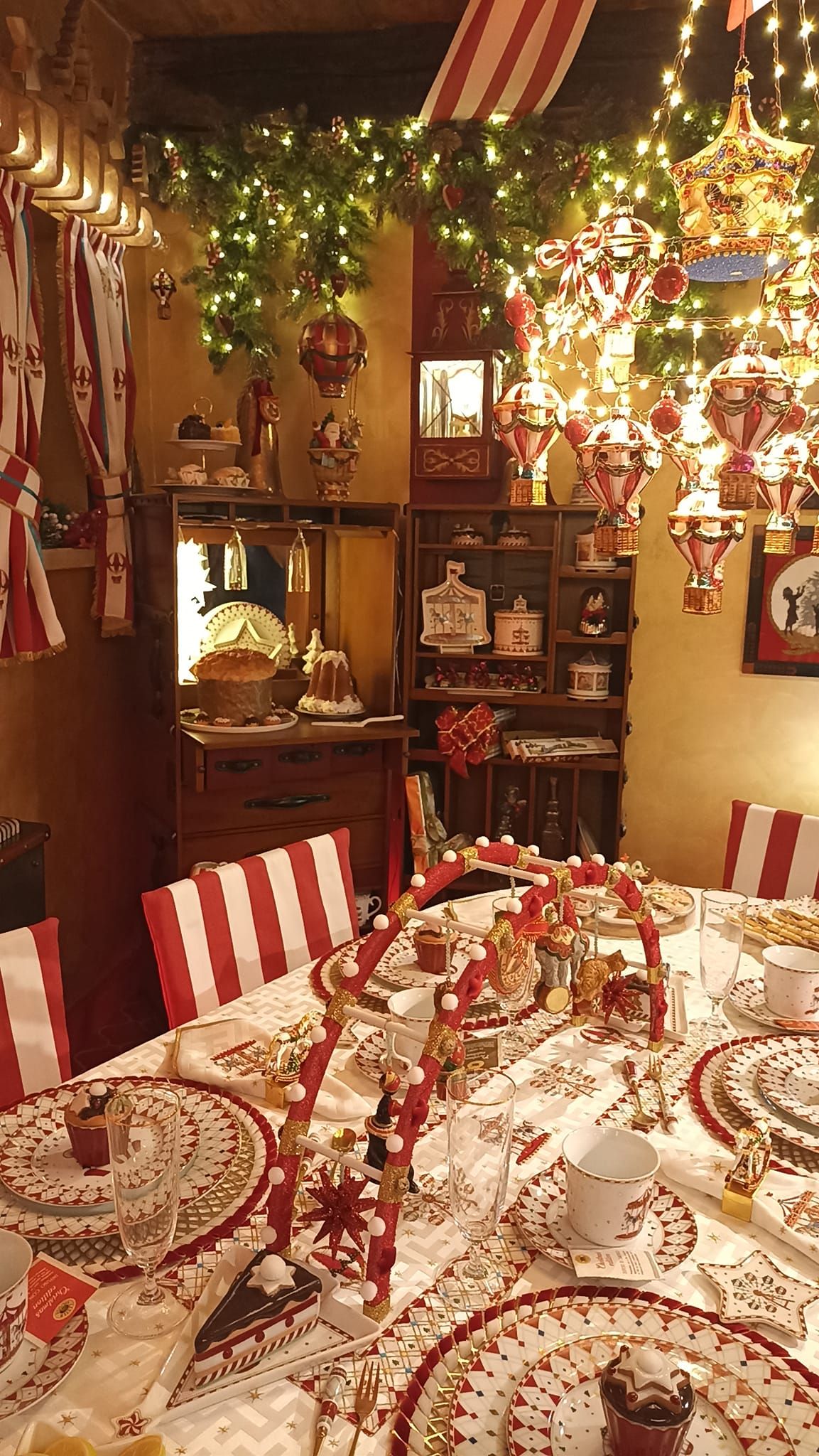 Sala del museo del Natale con tavolo per il cenone